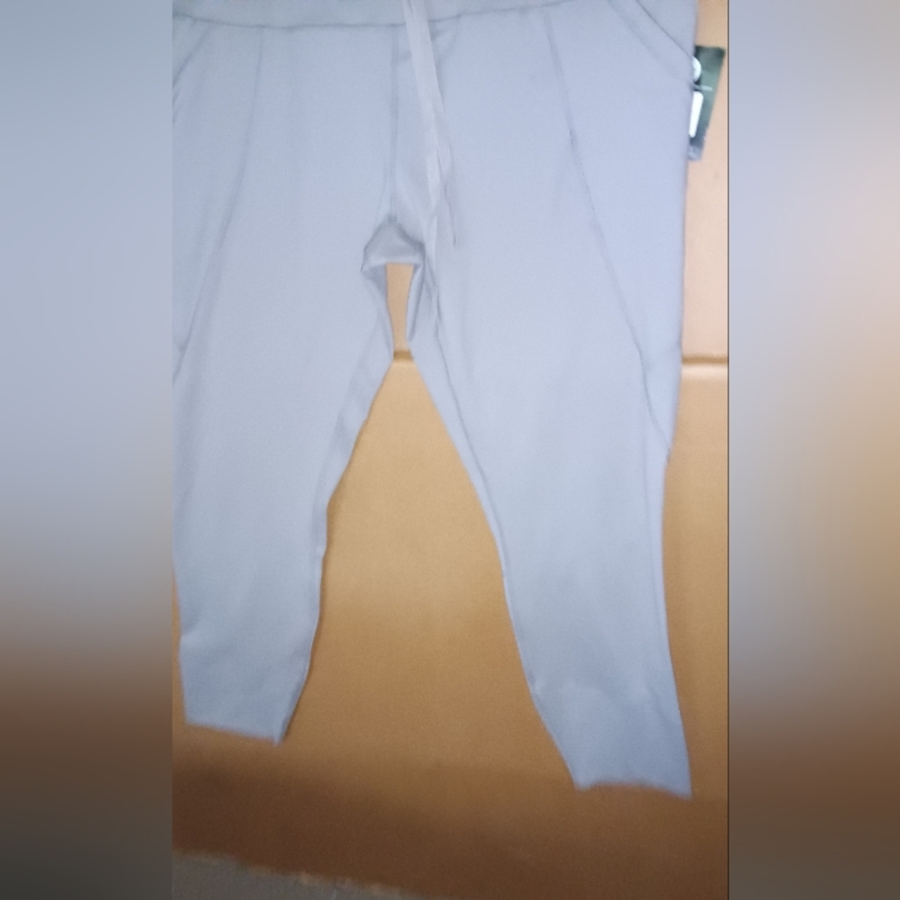 BO G2 Free Items//Avia  Light Gray Bottoms
